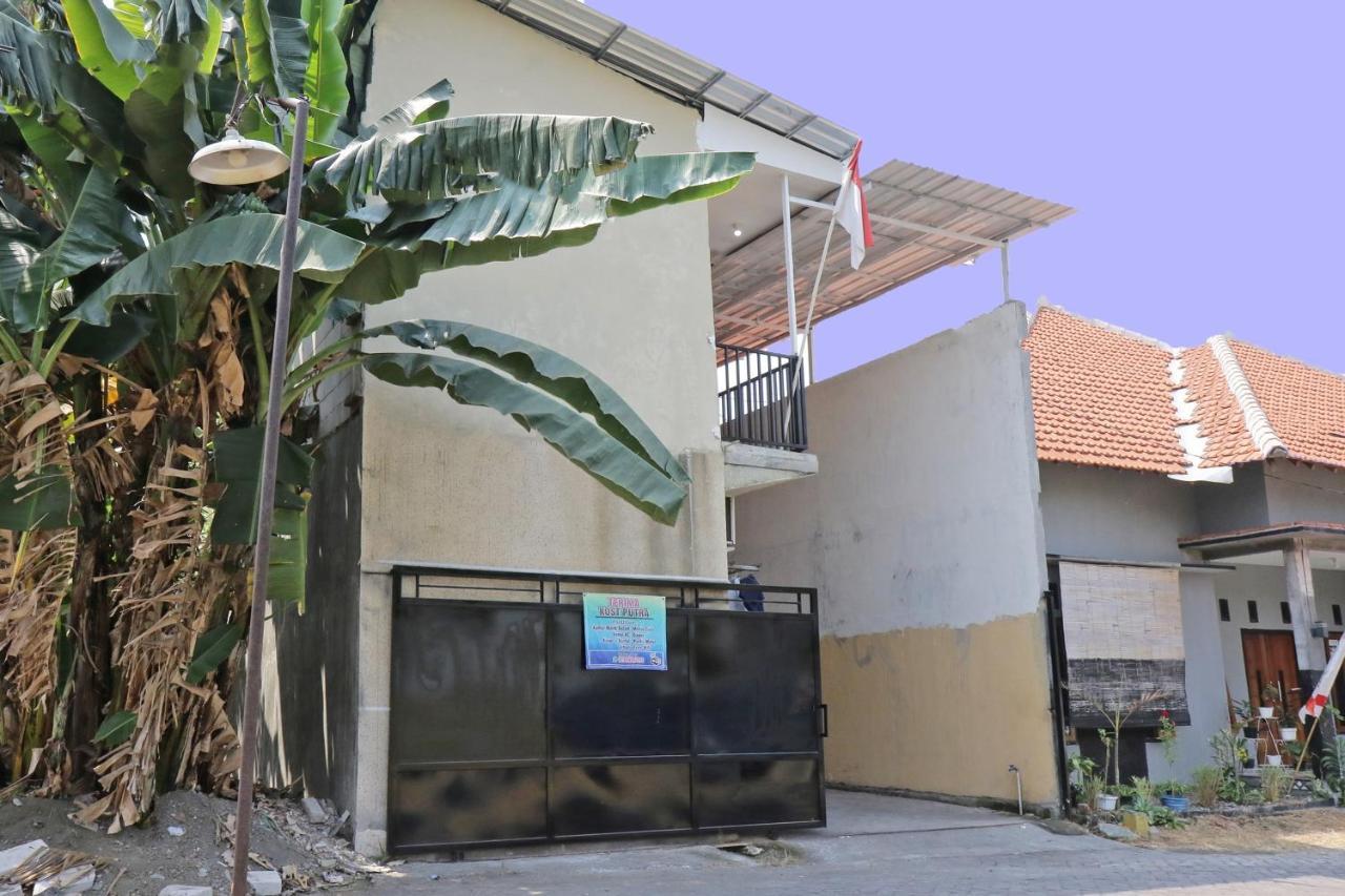 Oyo Life 92925 Kost Bu Mala 2 Syariah Hotel Pasuruan Exterior photo